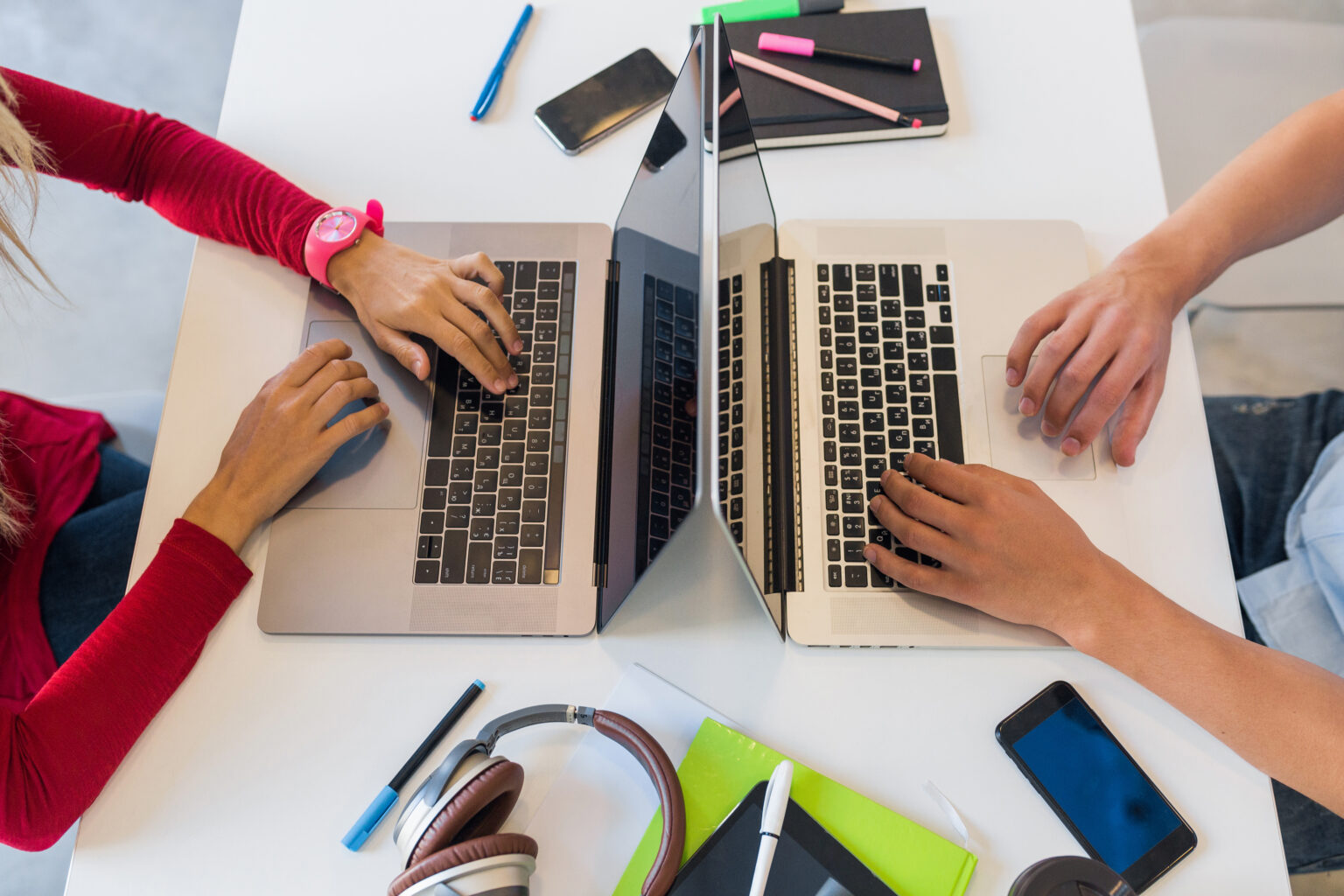 vue-dessus-mains-du-jeune-homme-femme-travaillant-ordinateur-portable-dans-bureau-travail-collaboratif-tapant-clavier