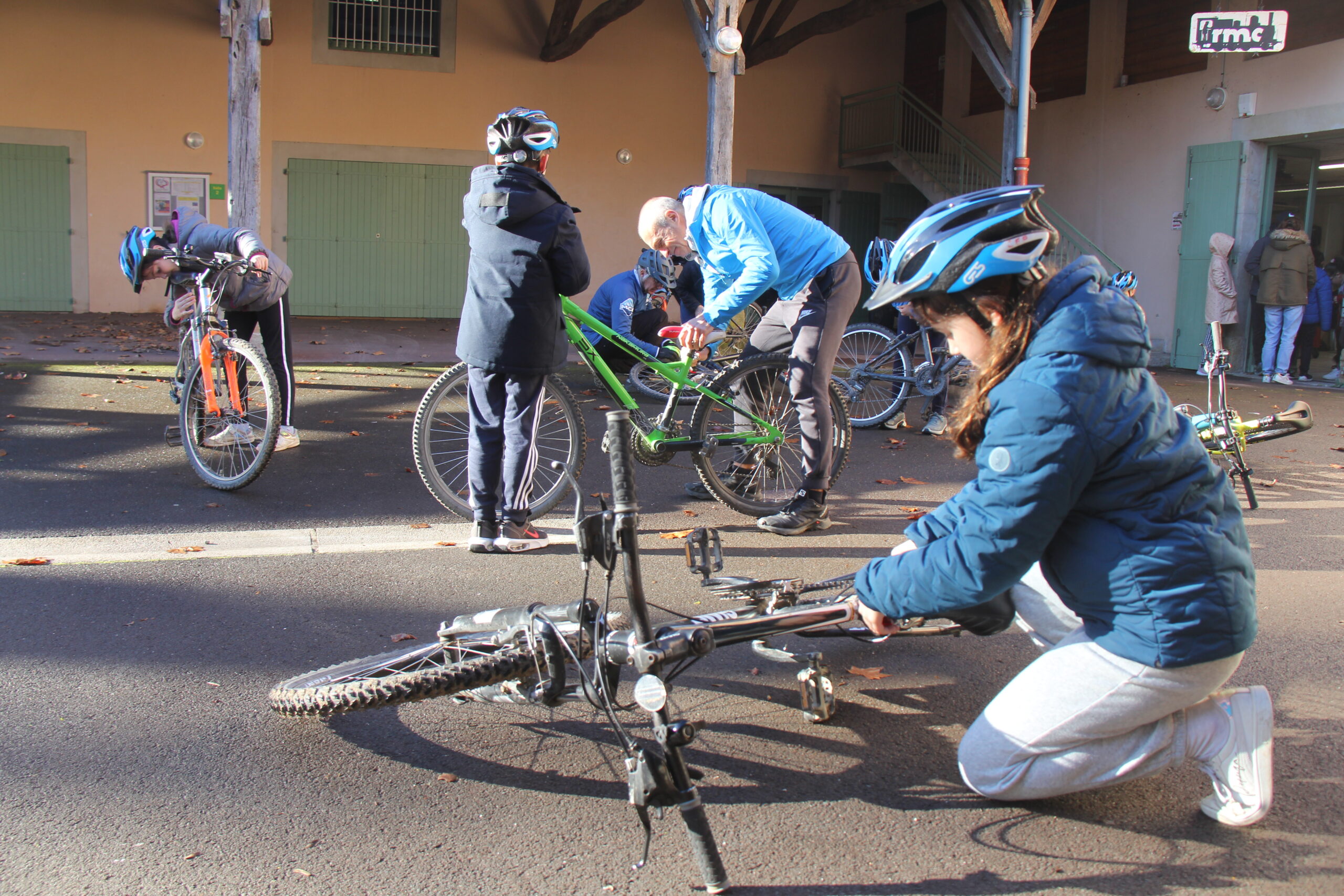 verification_du_materiel_et_mise_en_place_des_equipements_de_securite_du_velo_c_ville_de_castres.jpg verification_du_materiel_et_mise_en_place_des_equipements_de_securite_du_velo_c_ville_de_castres.jpg