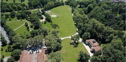 Parc public à Castres avec des arbres et un sentier de promenade
