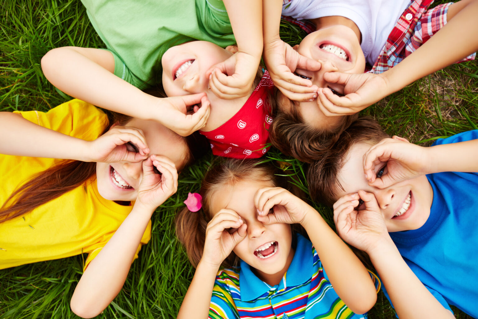 Groupe de 5 enfants