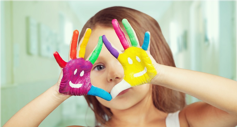 Enfant avec de la peinture sur les mains