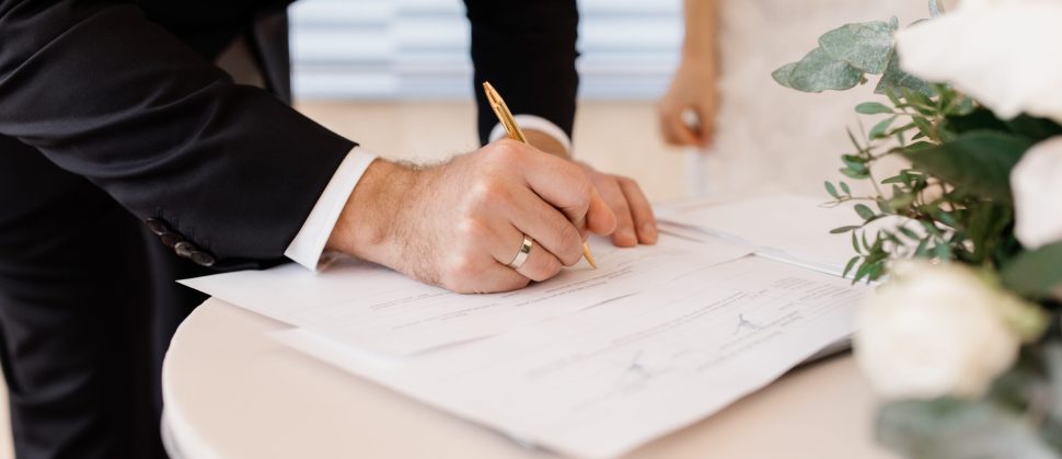 Ville de Castres- Mariage Couple qui signe un contrat de mariage